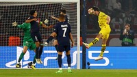 Dortmund memecah kebuntuan di menit ke-50 melalui Mats Hummels. Skor 1-0 untuk tim tamu bertahan hingga pluit panjang berbunyi. REUTERS/Kai Pfaffenbach