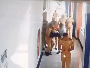 Momen Taruna STIP Pingsan Digotong usai Dianiaya Senior Terekam CCTV Momen Taruna STIP Pingsan Digotong usai Dianiaya Senior Terekam CCTV