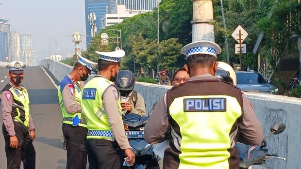 Polisi menindak sejumlah pengendara motor yang nekat melintasi JLNT Casablanca, Jakarta Selatan, Rabu (8/5/2024) pagi tadi.