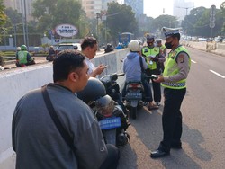 Priiit! Pemotor Bandel Naik JLNT Casablanca Kena Tilang