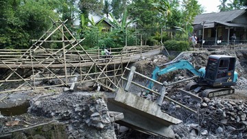 Potret Jembatan Darurat dari Bambu di Lumajang Usai Diterjang Banjir Lahar