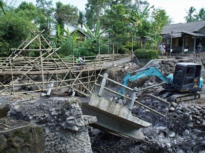 Potret Jembatan Darurat dari Bambu di Lumajang Usai Diterjang Banjir Lahar