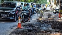 Potret Kemacetan di Jalan Nginden-Semolo, Imbas Proyek Gorong-Gorong