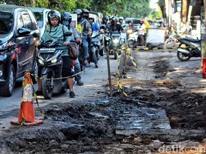 Potret Kemacetan di Jalan Nginden-Semolo, Imbas Proyek Gorong-Gorong
