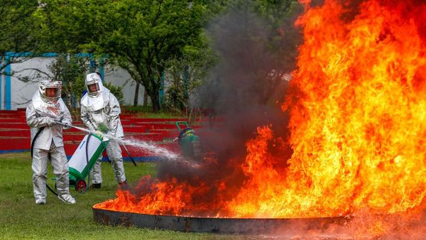 Simulasi Padamkan Api Peringati Pencegahan Bencana Nasional di China