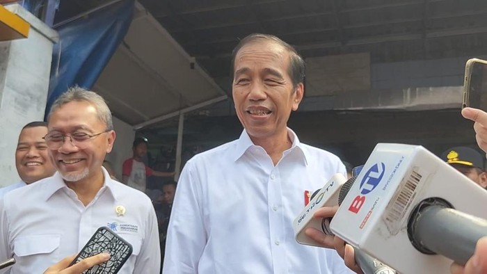 Presiden Jokowi usai berkunjung ke Pasar Baru Karawang, Jawa Barat, Rabu (8/4/2024).