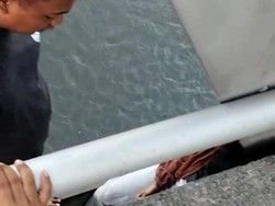 Relawan Selamatkan Wanita Hendak Terjun dari Jembatan Jurug Solo