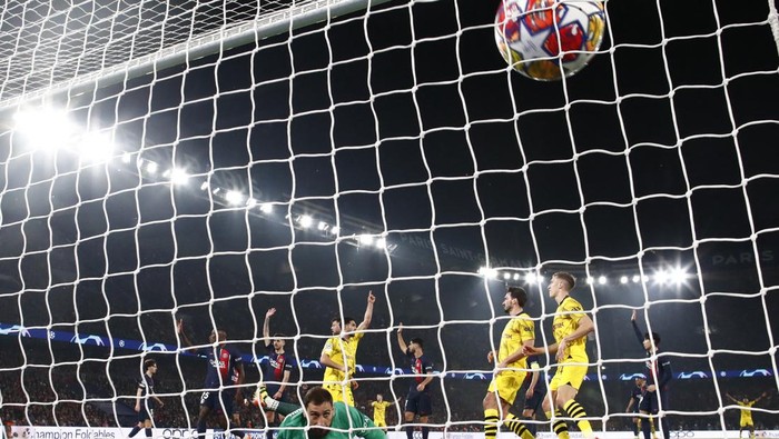 Soccer Football - Champions League - Semi Final - Second Leg - Paris St Germain v Borussia Dortmund - Parc des Princes, Paris, France - May 7, 2024 Borussia Dortmunds Mats Hummels scores their second goal past Paris St Germains Gianluigi Donnarumma before it is disallowed REUTERS/Sarah Meyssonnier