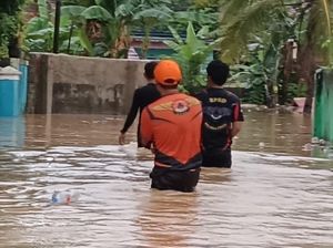 Sungai Aur Meluap, Puluhan Rumah di Muara Enim Kebanjiran Sungai Aur Meluap, Puluhan Rumah di Muara Enim Kebanjiran