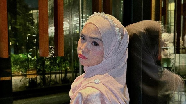 Moana Dihujat Usai Sentuh Pipi Azura, Ria Ricis Langsung Minta Maaf