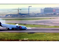 Detik-detik Pesawat Kargo Mendarat Tanpa Roda Depan di Bandara Turki