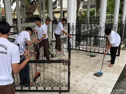 8 Remaja Geng Motor di Jambi Dihukum Bersihkan Masjid