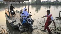 Siswa di Muara Gembong Gunakan Eretan untuk Berangkat Sekolah