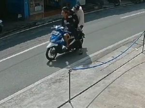 Viral 2 Pemuda Todongkan Sajam Rampas Motor Bocah di Cimahi