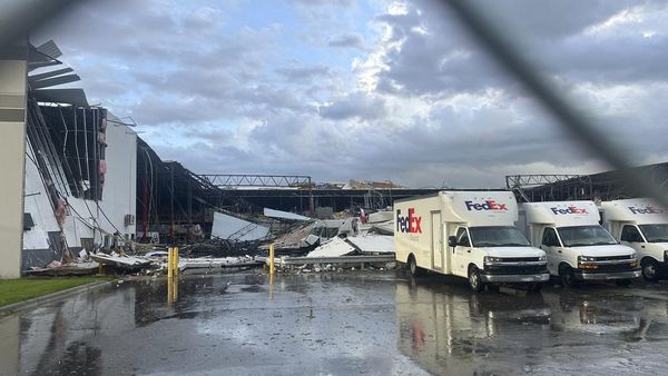 Tornado Dahsyat Hancurkan Gudang FedEx di Michigan