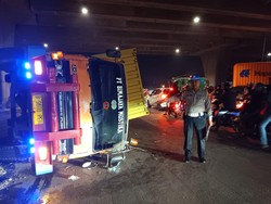 Truk Terguling Nyaris Timpa Pemotor di Jakut, Evakuasi Selesai 10 Jam