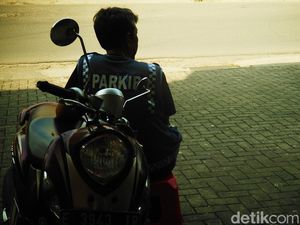 Curhat Jukir Liar Minimarket Jakarta: Khawatir Penertiban Dishub DKI Curhat Jukir Liar Minimarket Jakarta: Khawatir Penertiban Dishub DKI