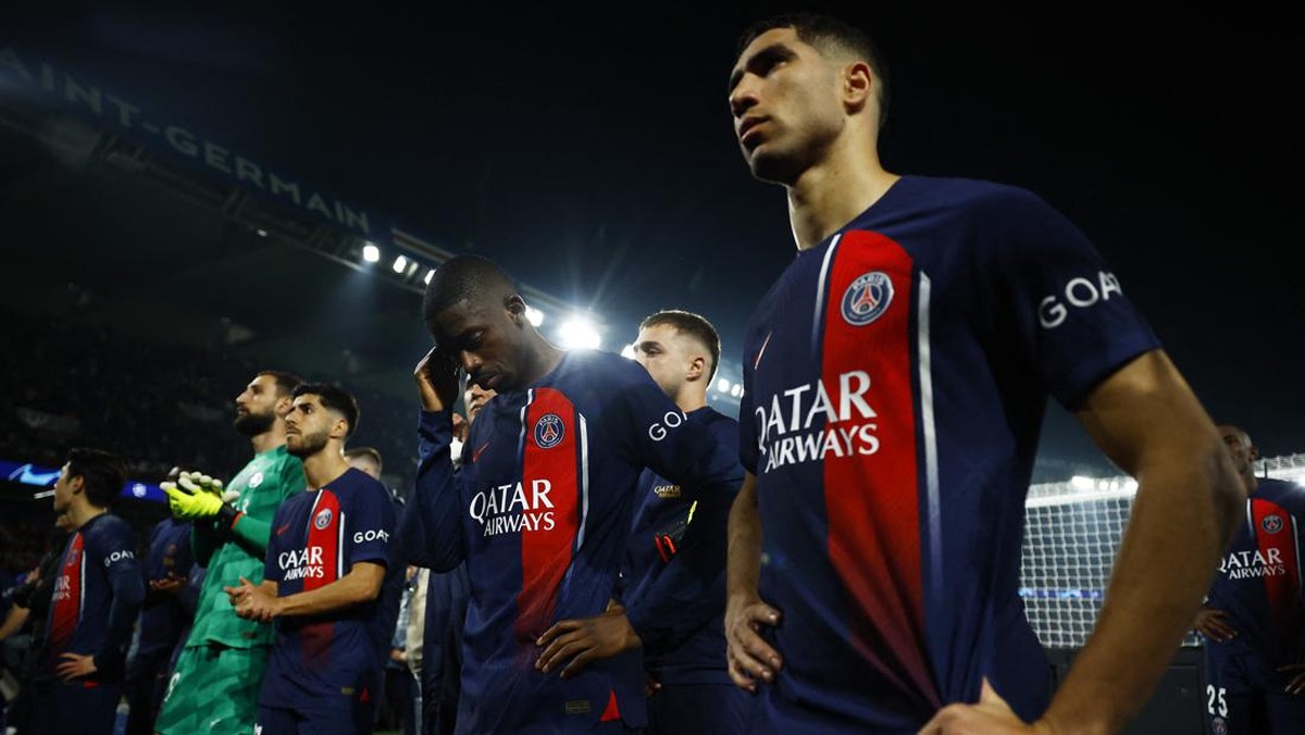 Achraf Hakimi dan Ousmane Dembele usai PSG out dari Liga Champions. (Foto: REUTERS/Sarah Meyssonnier)
