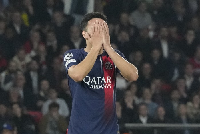 Wajah Sedih Pemain PSG Usai Gagal ke Final Liga Champions PSG's Goncalo Ramos reacts after a missed scoring opportunity during the Champions League semifinal second leg soccer match between Paris Saint-Germain and Borussia Dortmund at the Parc des Princes stadium in Paris, France, Tuesday, May 7, 2024. (AP Photo/Frank Augstein)