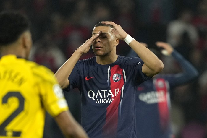 Wajah Sedih Pemain PSG Usai Gagal ke Final Liga Champions PSG's Kylian Mbappe reacts after the Champions League semifinal second leg soccer match between Paris Saint-Germain and Borussia Dortmund at the Parc des Princes stadium in Paris, France, Tuesday, May 7, 2024. (AP Photo/Lewis Joly)