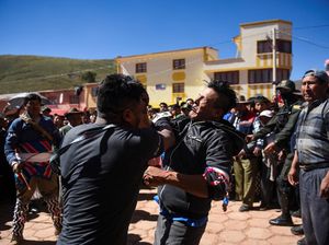 Unik, Warga Adat Bolivia Gelar Ritual Adu Tinju untuk Hasil Panen Terbaik Unik, Warga Adat Bolivia Gelar Ritual Adu Tinju untuk Hasil Panen Terbaik