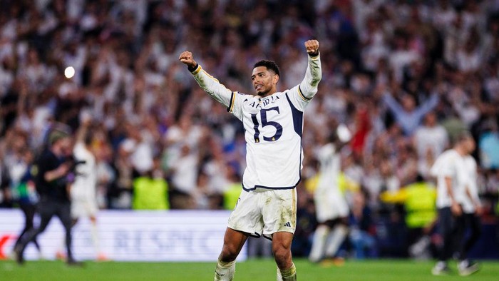 MADRID, SPAIN - MAY 8: Jude Bellingham of Real Madrid celebrates with his teammates after winning Bayern Munich during the UEFA Champions League semi-final second leg match between Real Madrid and FC Bayern München at Estadio Santiago Bernabeu on May 8, 2024 in Madrid, Spain. (Photo by Maria de Gracia Jiménez/Eurasia Sport Images/Getty Images)