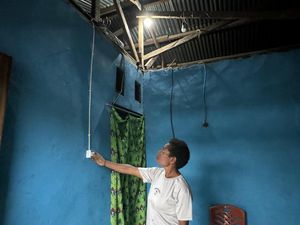 5 Kampung Perbatasan Papua Ini Akhirnya Terang Benderang di Malam Hari! 5 Kampung Perbatasan Papua Ini Akhirnya Terang Benderang di Malam Hari!
