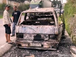 Mobil Angkutan Umum Terbakar di Jalan Raya Bogor-Sukabumi Mobil Angkutan Umum Terbakar di Jalan Raya Bogor-Sukabumi