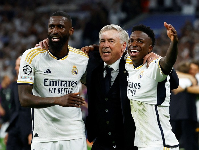 Carlo Ancelotti Soccer Football - Champions League - Semi Final - Second Leg - Real Madrid v Bayern Munich - Santiago Bernabeu, Madrid, Spain - May 8, 2024 Real Madrids Antonio Rudiger, coach Carlo Ancelotti and Vinicius Junior celebrate after the match REUTERS/Susana Vera TPX IMAGES OF THE DAY
