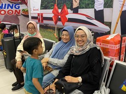 Cerita Mita Tempuh Jalur Udara-Darat Demi Berlibur Naik Kereta Cepat Whoosh