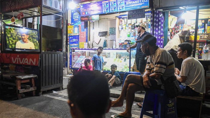 Deg-degan Nobar Timnas U-23 Indonesia Lawan Guinea Sejumlah warga menyaksikan pertandingan babak playoff Olimpiade 2024 Paris antara Timnas Indonesia U-23 melawan Guinea di kawasan Stasiun Juanda, Jakarta, Kamis (9/5/2024). Pertandingan tersebut guna menentukan tim yang akan menuju Olimpiade 2024 Paris. ANTARA FOTO/Muhammad Adimaja/foc.