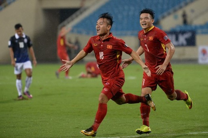 Vietnams Dinh Thanh Trung (C) celebrates and teammate after he scored a goal during the AFC Asian 2019 Cup qualifier against Cambodia at Hanois My Dinh stadium on October 10, 2017. Vietnam won 5-0. (Photo by HOANG DINH NAM / AFP)