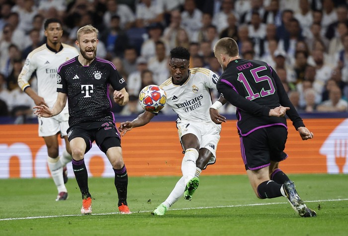 Dua Gol Joselu Antar Real Madrid ke Final Liga Champions Soccer Football - Champions League - Semi Final - Second Leg - Real Madrid v Bayern Munich - Santiago Bernabeu, Madrid, Spain - May 8, 2024 Real Madrid's Vinicius Junior in action with Bayern Munich's Konrad Laimer and Eric Dier REUTERS/Juan Medina