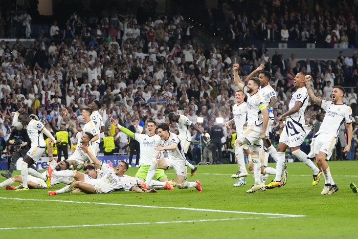 Real Madrid players celebrate at the end of the Champions League semifinal second leg soccer match between Real Madrid and Bayern Munich at the Santiago Bernabeu stadium in Madrid, Spain, Wednesday, May 8, 2024. (AP Photo/Manu Fernandez)