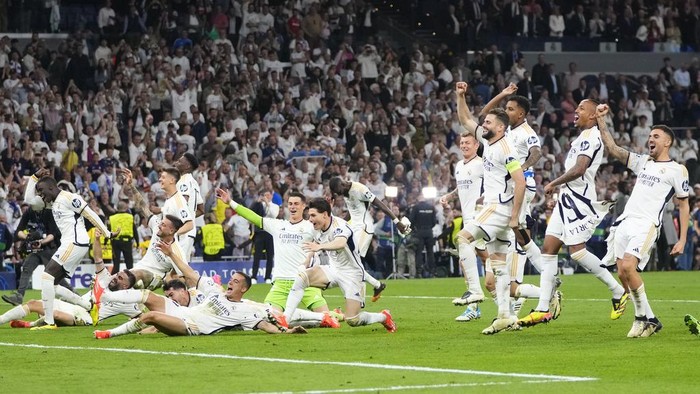 Real Madrid players celebrate at the end of the Champions League semifinal second leg soccer match between Real Madrid and Bayern Munich at the Santiago Bernabeu stadium in Madrid, Spain, Wednesday, May 8, 2024. (AP Photo/Manu Fernandez)