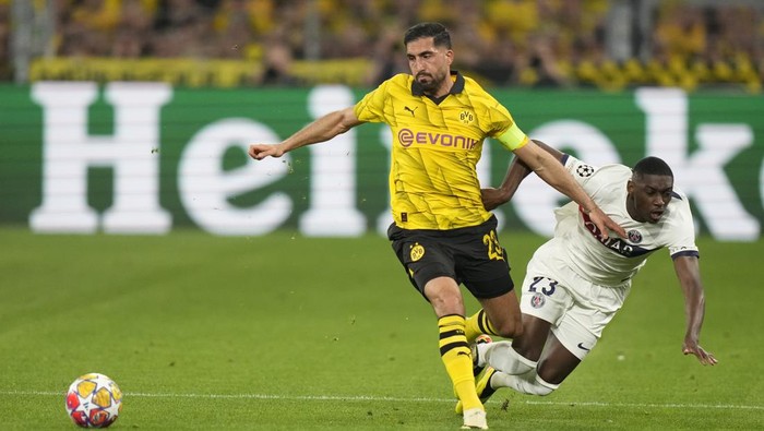 Dortmunds Emre Can is challenged by PSGs Randal Kolo Muani, right, during the Champions League semifinal first leg soccer match between Borussia Dortmund and Paris Saint-Germain at the Signal-Iduna Park stadium in Dortmund, Germany, Wednesday, May 1, 2024. (AP Photo/Matthias Schrader)