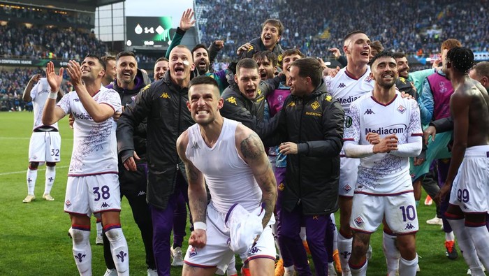 Soccer Football - Europa Conference League - Semi Final - Second Leg - Club Brugge v Fiorentina - Jan Breydel Stadium, Bruges, Belgium - May 8, 2024  Fiorentinas Cristiano Biraghi with teammates celebrate after the match REUTERS/Yves Herman