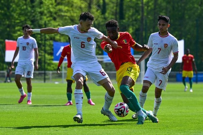 Indonesia vs Guinea Indonesia's midfielder#06 Ivar Jenner (L) fights for the ball with Guinea's defender #13 Madiou Keita (C) during the pre-Olympic play-off match between Indonesia and Guinea, for final spot in the mens Olympic football tournament at Paris 2024, in Clairefontaine-en-Yvelines, south of Paris, on May 9, 2024. (Photo by Miguel MEDINA / AFP)