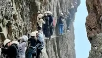 Kala Turis Pendaki Terjebak di Tebing Selama Lebih dari Satu Jam
