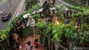 JPO Pinisi Diserbu Warga Buat Foto Saat Libur Panjang