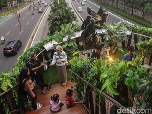JPO Pinisi Diserbu Warga Buat Foto Saat Libur Panjang