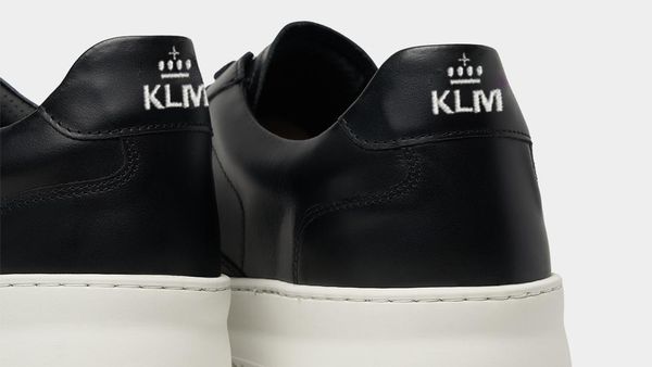 Maskapai Ini Perbolehkan Pramugari Bekerja Pakai Sepatu Kets!