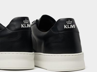 Maskapai Ini Perbolehkan Pramugari Bekerja Pakai Sepatu Kets!