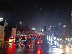 Long Weekend, Lalin Simpang Gadog Arah ke Puncak Bogor Padat Malam Ini