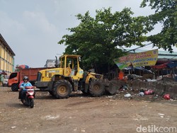 Padagang Harap Sampah di TPS Depan Lokbin Pasar Minggu Rutin Diangkut