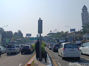 Lalin Arah Puncak Macet di Simpang Gadog, Polisi Berlakukan One Way Lalin Arah Puncak Macet di Simpang Gadog, Polisi Berlakukan One Way