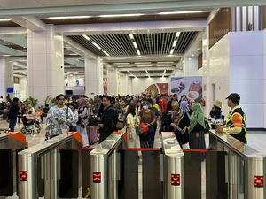 Berbondong-bondong Warga Naik Kereta Keluar Jakarta Mengisi Long Weekend Berbondong-bondong Warga Naik Kereta Keluar Jakarta Mengisi Long Weekend