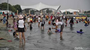 Libur Panjang, Pantai Ancol Diserbu Pengunjung