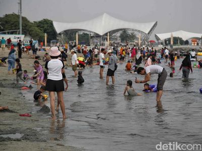 Libur Panjang, Pantai Ancol Diserbu Pengunjung