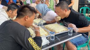 Serunya Lomba Makan Kue Viral Ukuran Jumbo di Sukabumi